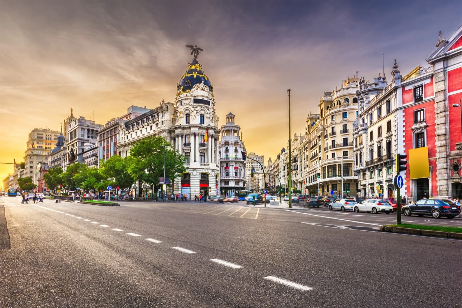 Metrópolis building at the start of Gran Vía in Madrid