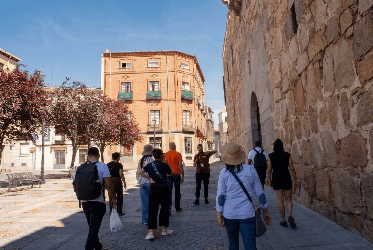 Tourist group with guide next to the walls of Ávila
