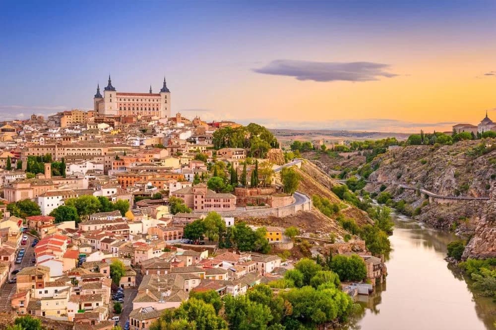 Toledo al atardecer con el Alcázar y el río Tajo