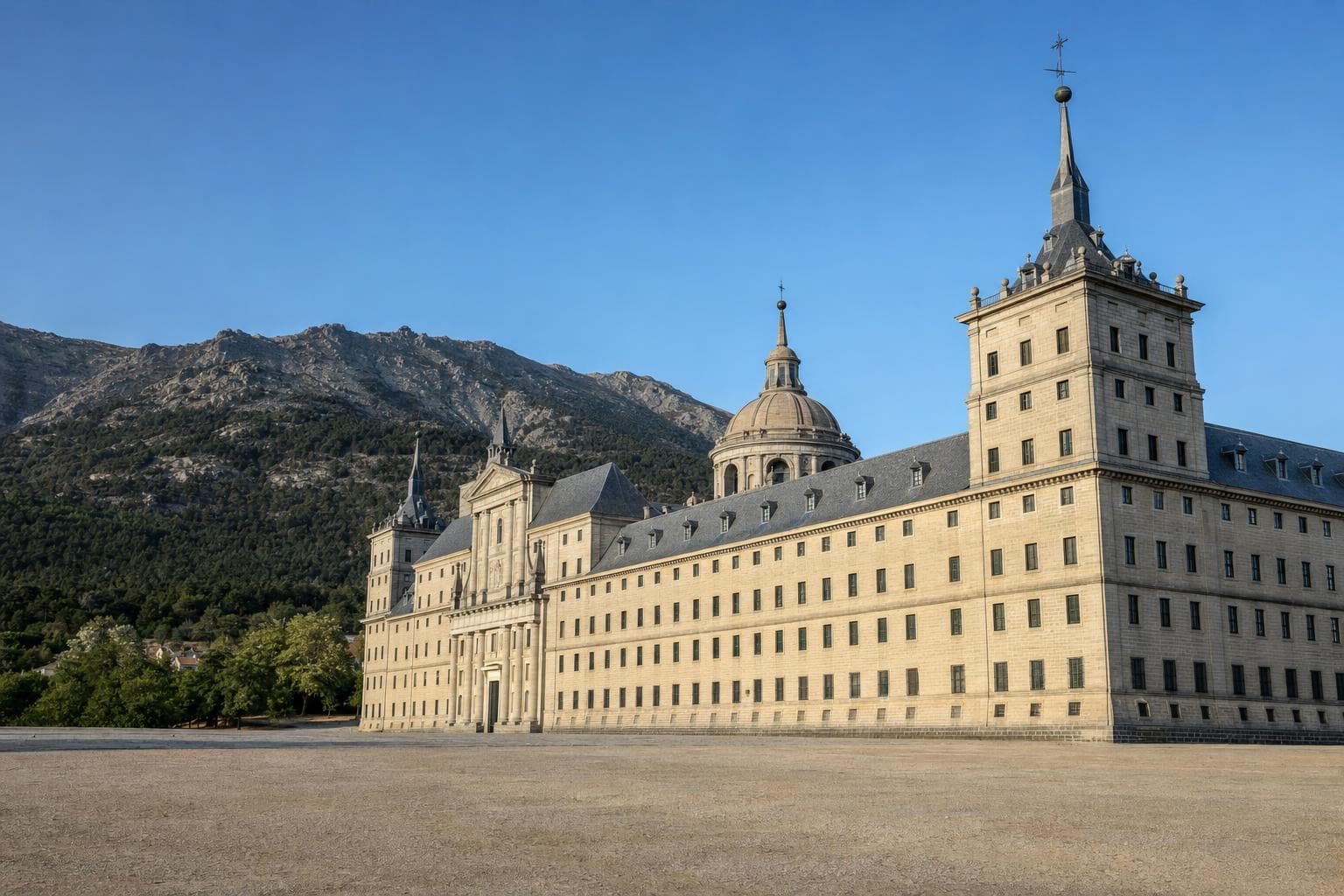 Real Monasterio de San Lorenzo de El Escorial con la sierra de Guadarrama al fondo