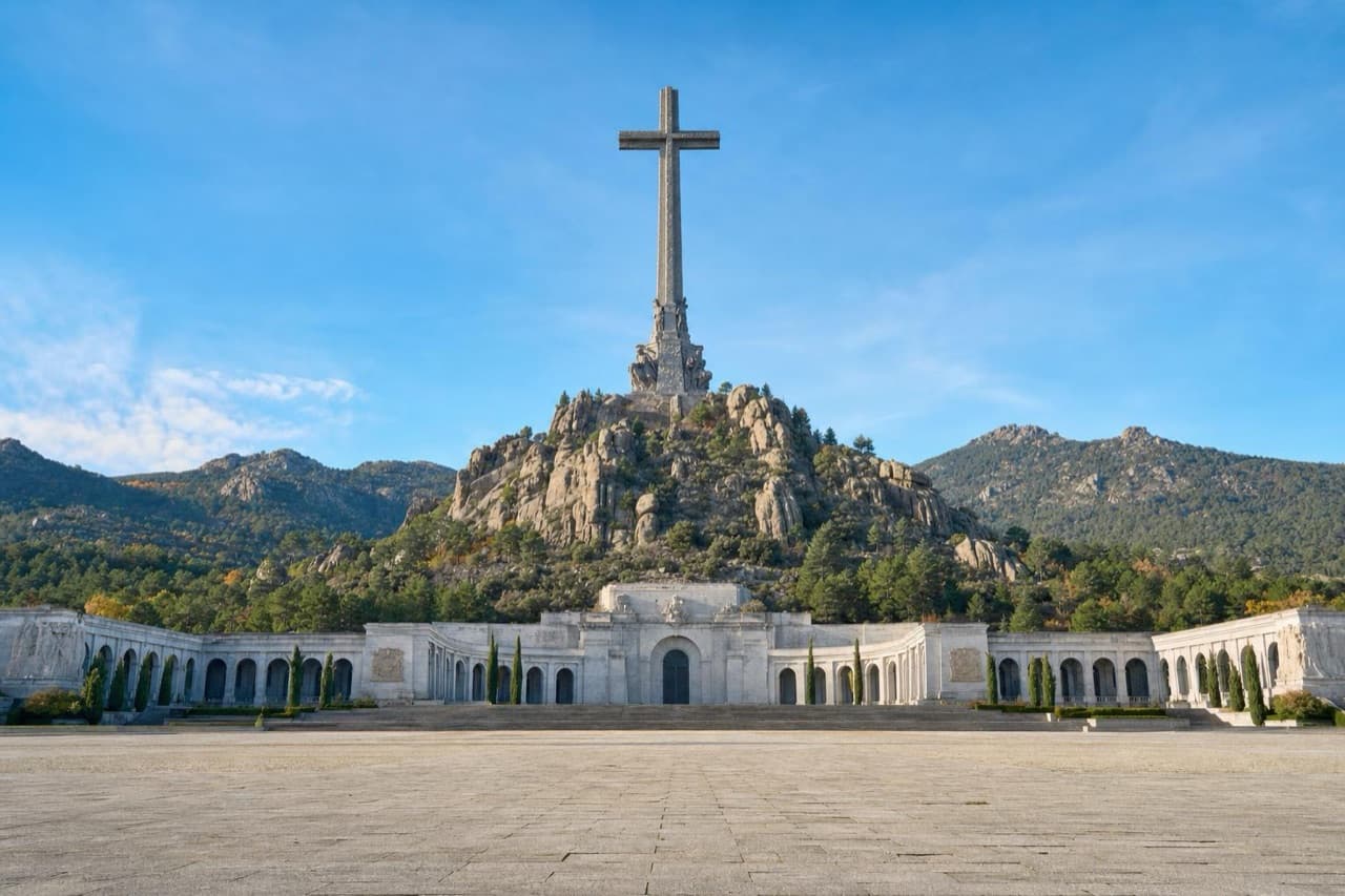 Croce di pietra del Valle de Cuelgamuros tra le pinete della sierra