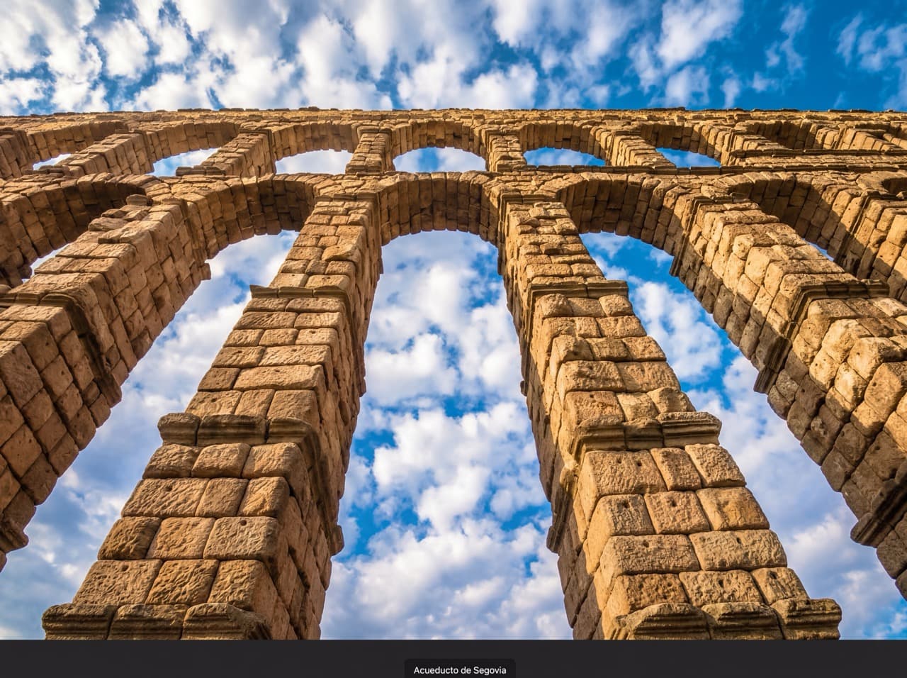 Acueducto Romano de Segovia visto desde abajo, sin mortero, símbolo de la ciudad