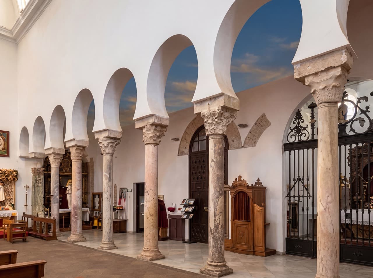 Interior de la Sinagoga de Santa María la Blanca en Toledo